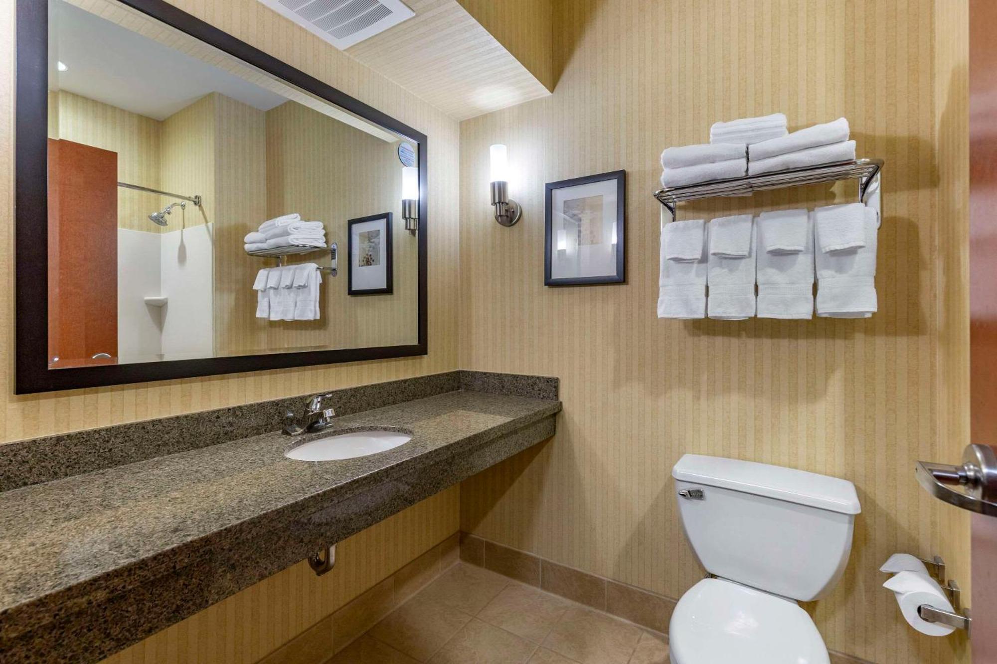 Comfort Inn & Suites Gateway To Glacier National Park Shelby Buitenkant foto